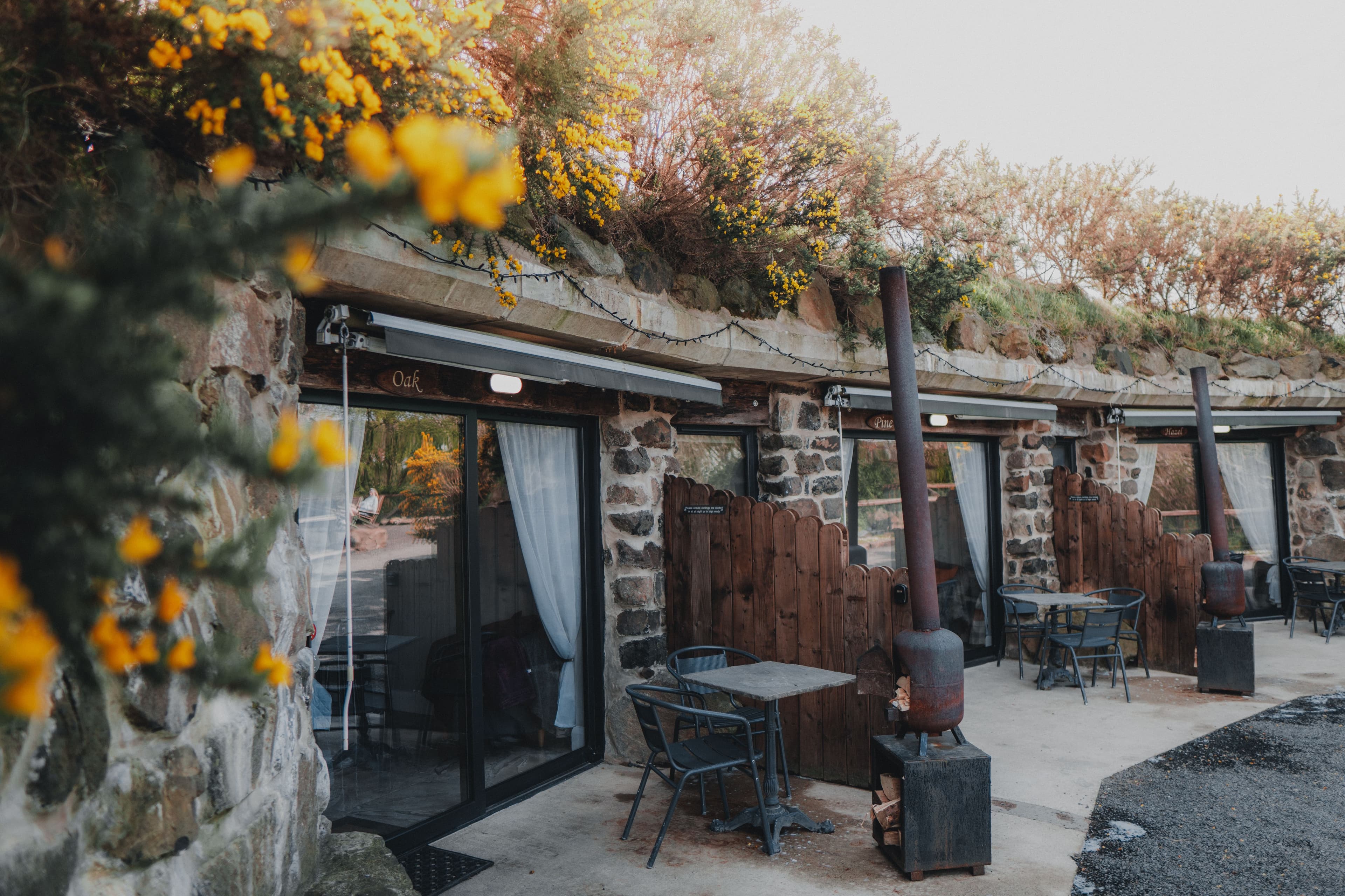 Tír Hollow Retreats Cave Rooms in the sun